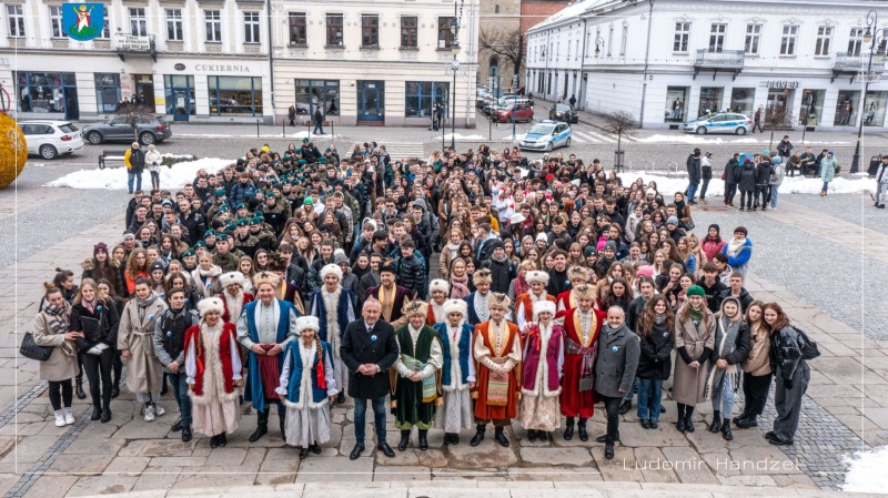 grupa maturzystów przed Ratuszem