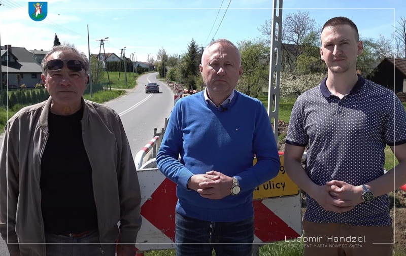 Prezydent Ludomir Handzel wraz z radnym i przewodniczącym os. Poręba Mała Maciejem Rogóżem i członkiem zarządu osiedla Romanem Pażuchą
