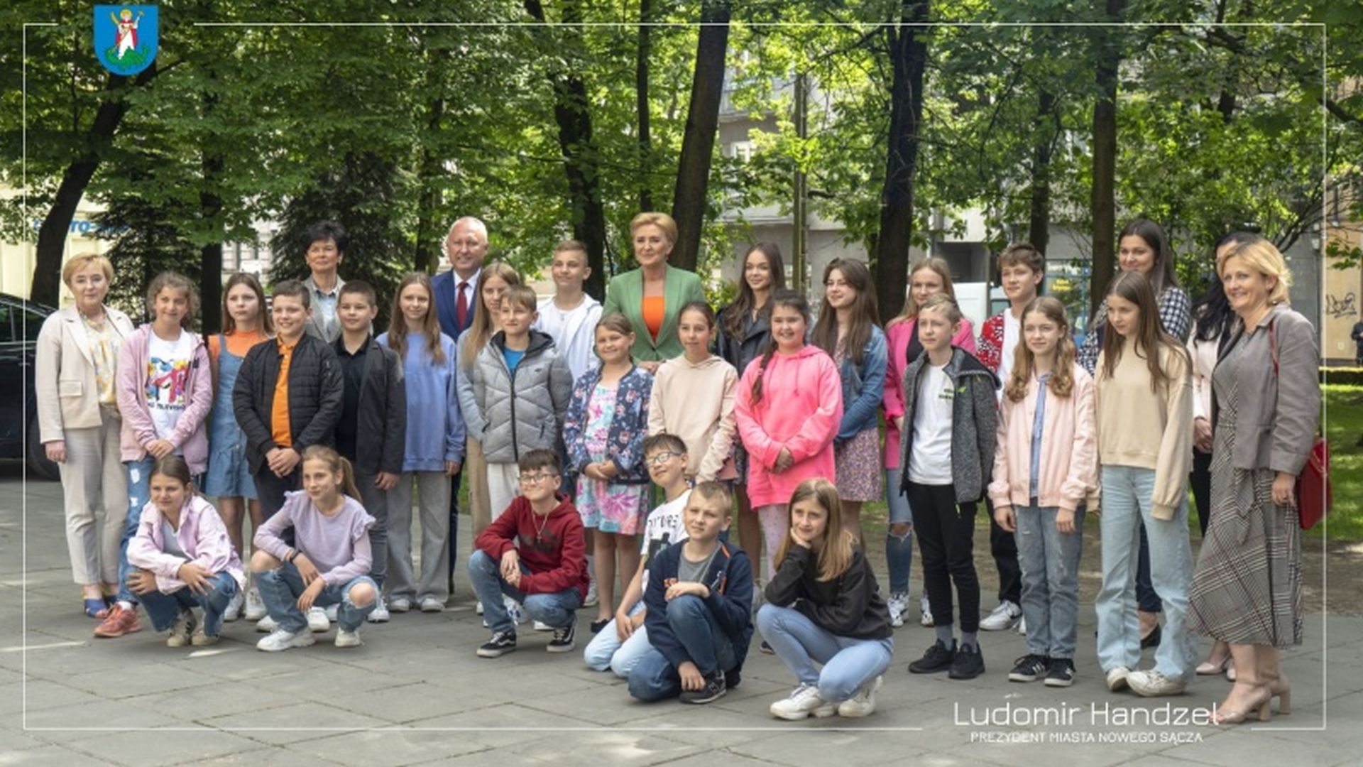 Małżonka Prezydenta RP Agata Kornhauser- Duda, Prezydent Ludomir Handzel wraz z seniorami z Dziennego Domu Seniora