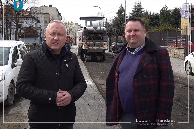 Prezydent Ludomir Handzel wraz z radnym Jakubem Prokopowiczem wizytują remont ul. Grodzkiej