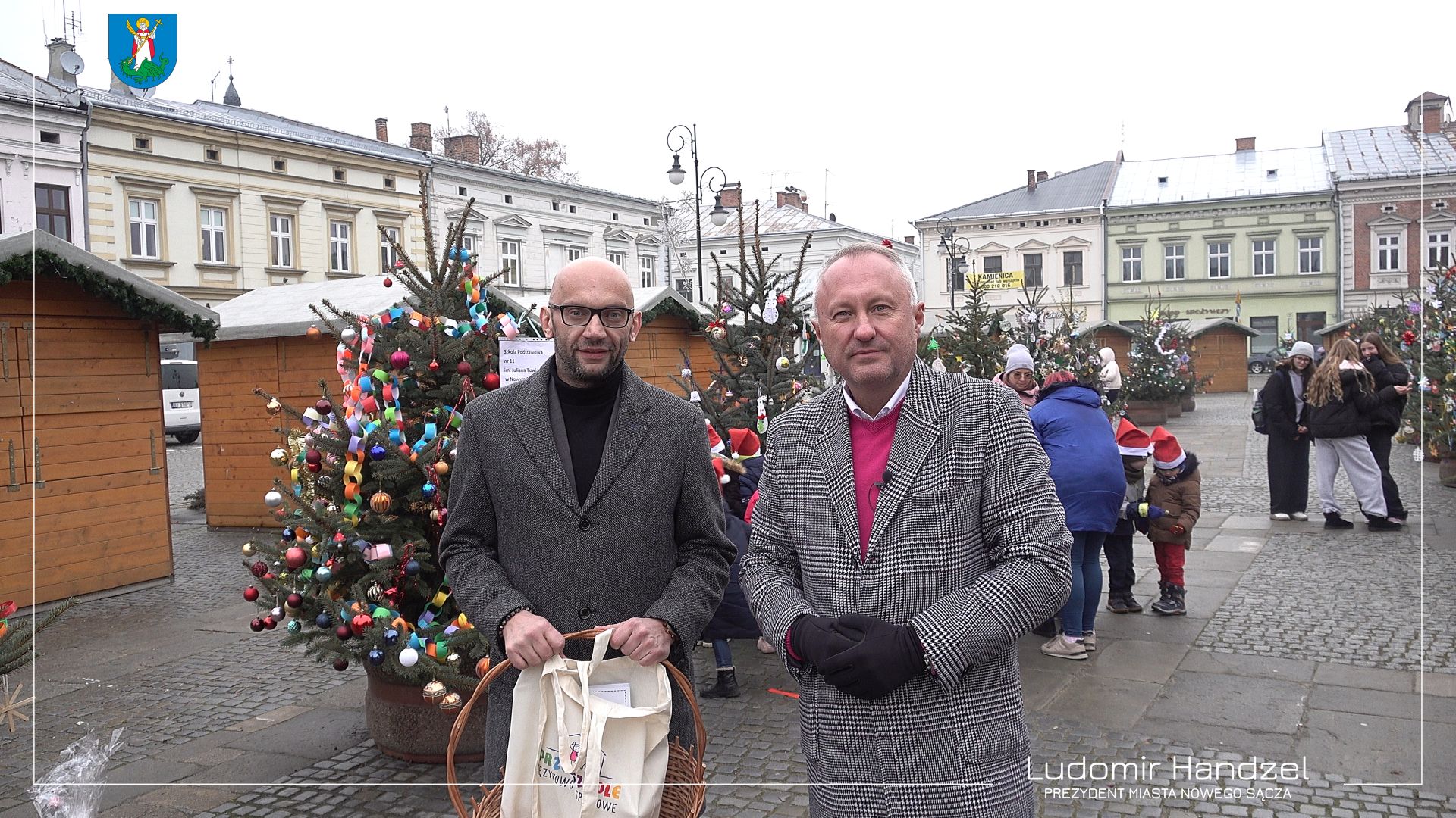 Od lewej Artur Bochenek, zastępca prezydenta miasta i prezydent Ludomir Handzel na nowosądeckim rynku