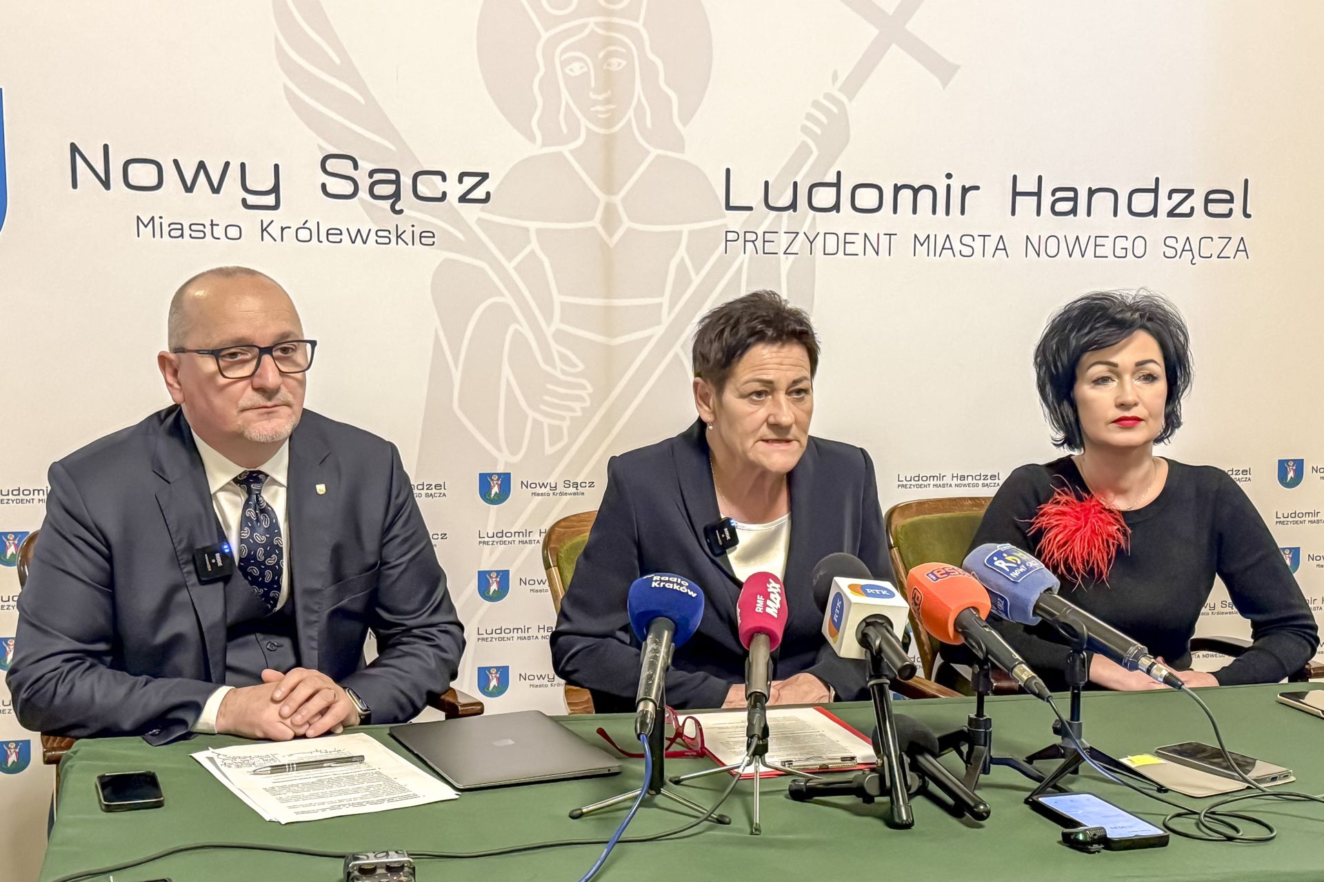 Od lewej Krzysztof Głuc, przewodniczący Rady Miasta Nowego Sącza, Bożena Borkowska, zastępca prezydenta miasta, Renata Seruga-Tokarz, skarbnik