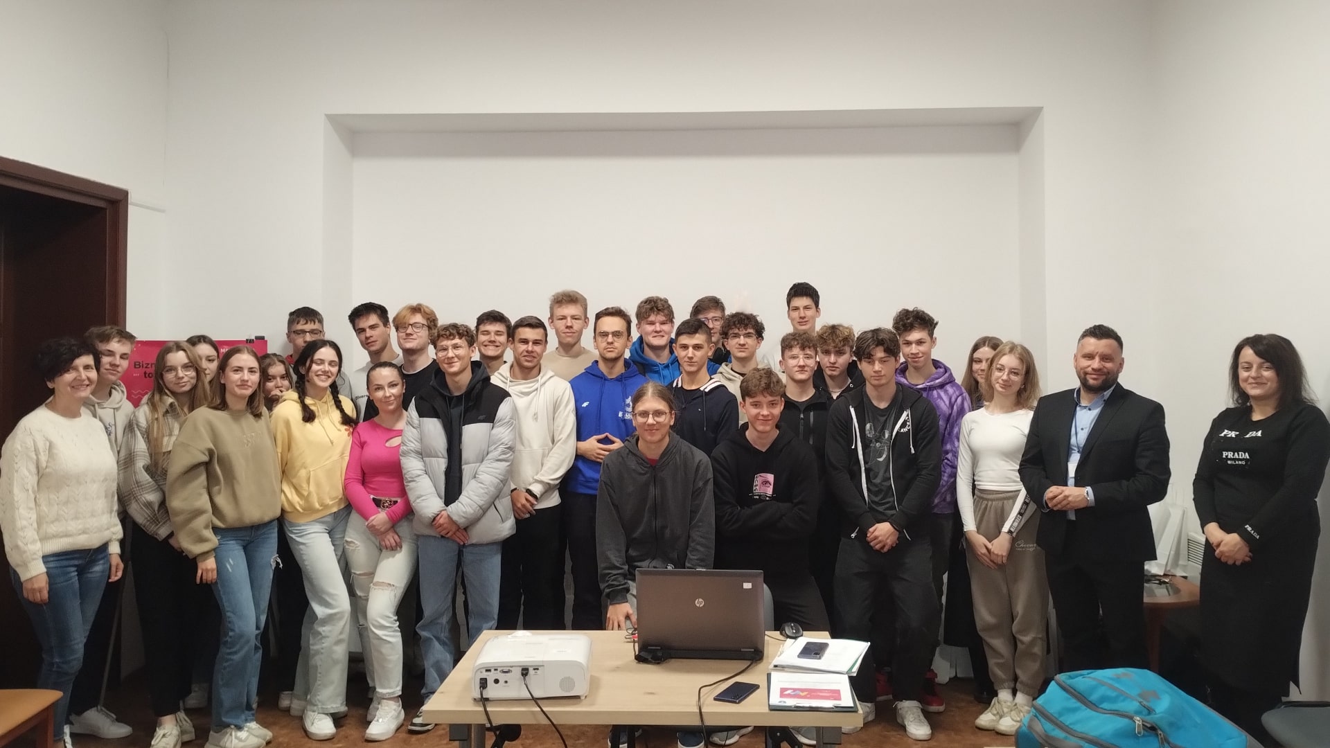 Zdjęcie grupowe uczniów I liceum Ogólnokształcącego 